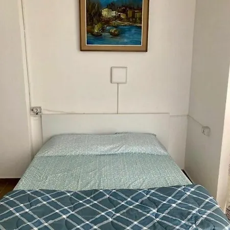 לינה וארוחת בוקר Detjon 3*
